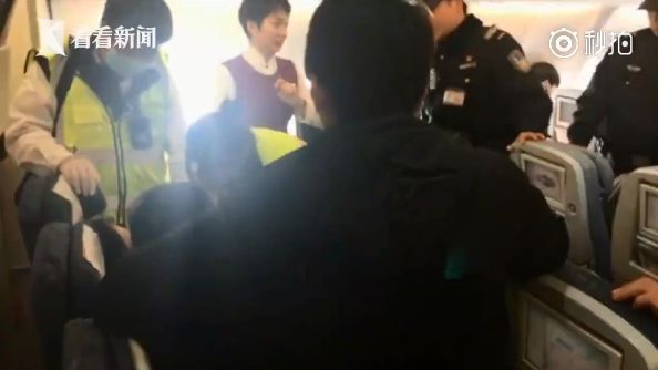 大媽自稱鬼上身！飛機上暴打空服員