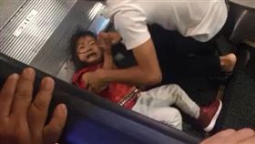 手扶梯,吃人,菲律賓,女童,頭髮,手臂,階梯（圖／翻攝自Filipinos In Australia YouTube）https://www.youtube.com/watch?v=6idMbpMFFE4