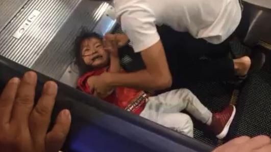 手扶梯「吃人」！女童頭髮手臂遭捲入