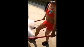 中國低俗婚鬧 當街上演老漢推車（圖／翻攝秒拍）