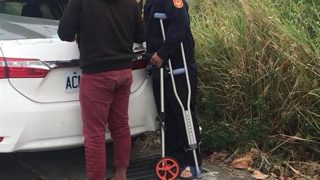 「謝謝警察」！警拄拐杖還出勤務！