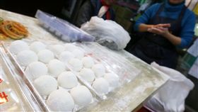 冬至將近　商家搓湯圓備貨（1）22日是24節氣之一的冬至，21日南門市場的商家趕在冬至前夕加緊搓湯圓備貨，以應付冬至的大量訂單需求。中央社記者吳家昇攝　106年12月21日