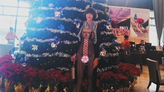 漁人碼頭巨乳辣妹　胸前兩點若隱若現