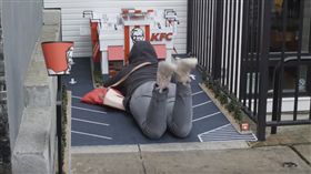 肯德基,迷你,炸雞,噱頭,有趣,店面,分店,顧客,速食
https://www.youtube.com/watch?v=DVYxSzX7GQA