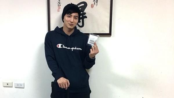 男神陪你過節　小煜割愛送高檔行李箱