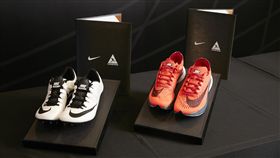 Nike致贈以運動員為靈感而創新研發的Nike Zoom Superfly Elite釘鞋(白)以及Nike Zoom Vaporfly 4%跑鞋(紅)給田協，作為雙方合作的代表信物紀念。（圖／Nike提供）