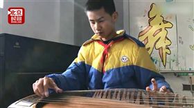 影／14歲國中生失明10年　成功考取古箏業餘最高級證書
圖／翻攝自秒拍
https://www.miaopai.com/show/F1YI8CQ-lWDgHjGd63YJuHyrWs3Z7S2ArT8uvw__.htm