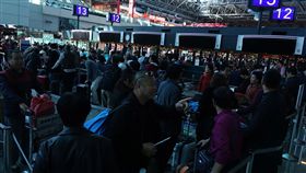 桃機瞬間跳電　影響1500人次旅客桃園國際機場第二航廈22日上午因為有超過2萬5000安培電流產生，造成瞬間跳電，影響旅客共1500人次。中央社記者邱俊欽桃園機場攝　106年12月22日