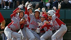 ▲2017年美國時間8月23日在美國威廉波特舉辦少棒賽事中，日本隊矢島選手3局時面對加拿大投手Reece Ussleman揮出2分全壘打，跑回本壘後與隊友演出自拍大合照慶祝畫面，日本少棒終場以10：0贏球。（資料照／美聯社／達志影像）