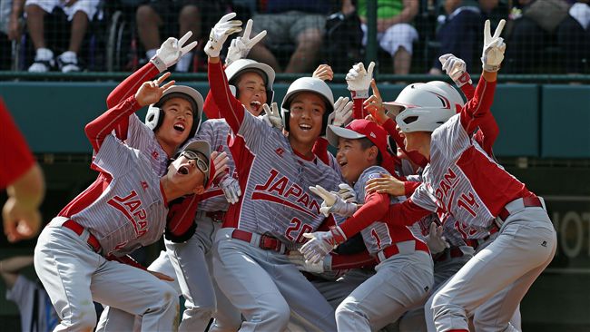 美聯社年度圖片（少棒）　我打全壘打