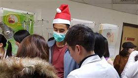 網友捕獲野生男神彭于晏出沒醫院探視病童／翻攝爆廢公社