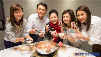 陳霆站起來了！一家人冬至暖心吃湯圓