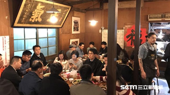 駁清場傳言　馬吃人氣水餃坐滿兩大桌