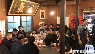 駁清場傳言　馬吃人氣水餃坐滿兩大桌