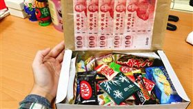 交換禮物500up！她傷透腦筋送「一盒零食」　網卻瘋喊：超想要
臉書「爆廢公社」