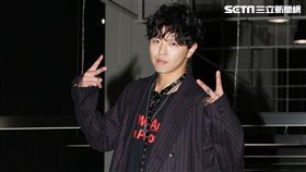 小鬼黃鴻升上「安安大明星」直播宣傳專輯。（記者邱榮吉/攝影）