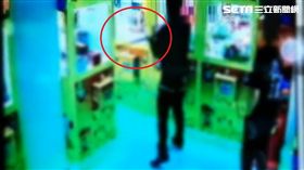 新北市1名24歲陳姓男子與友人日前在新莊區中正路上夾娃娃，沒想到在夾取過程中突然被台主斷電，2人心生恨意，半夜拿鐵撬砸損機台洩恨。最後警方依毀損罪嫌，將2人被函送法辦。（圖／翻攝畫面）