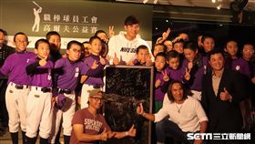 ▲王維中標下一塊自己曾簽過名的簽名板。（圖／記者王怡翔攝）