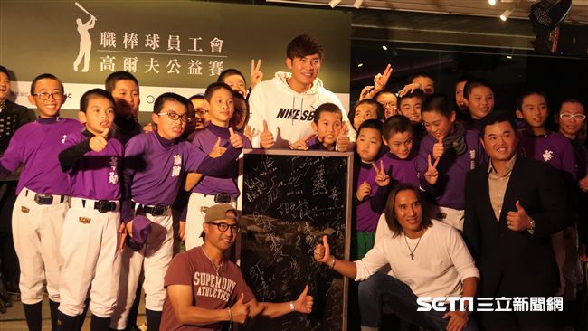 工會公益拍賣　王維中標下自己的簽名