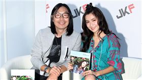 時尚攝影大師黃天仁接受三立新聞網獨家訪問，教學小撇步手機也可以拍出好照片。（記者邱榮吉/攝影）