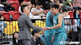 富邦總教練許晉哲與劉韋辰（圖／記者劉家維攝）
