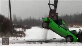 戰鬥民族,俄羅斯,網路,影片,會車,怪手,糾紛　圖／翻攝自臉書