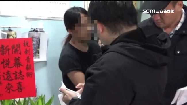 16歲媽遭通緝　攜3歲女兒打工維生