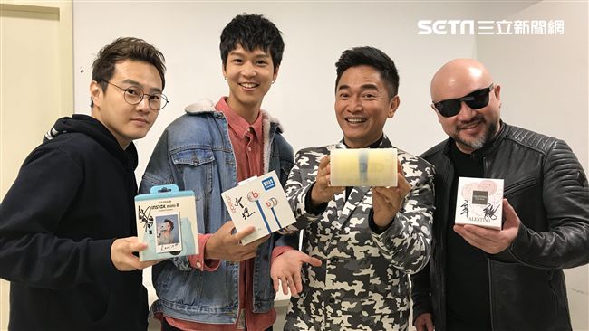 偕綠茶送耶誕禮！辛龍甜蜜聊「小三」