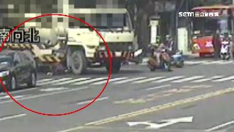 水泥車右轉　阿嬤下半身捲車底骨折