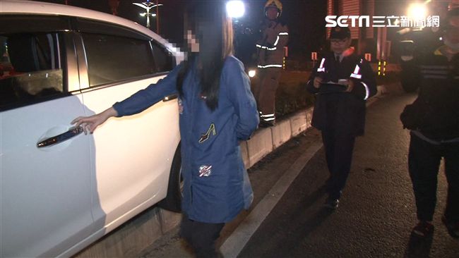 美魔女衝上分隔島　下車見警狂傻笑