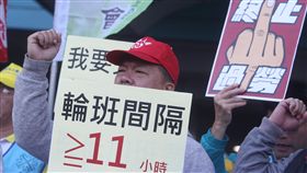 勞團將上街反勞基法修惡（1）多個勞工、學生、社運等團體組成的2017五一行動聯盟將在23日舉辦「我血汗過勞、你功德個屁！」反勞基法修惡大遊行。22日舉辦行前記者會，呼籲所有的勞動者共同站出來反對勞基法修惡。圖為勞工在民進黨中央黨部外呼口號。中央社記者吳家昇攝  106年12月22日