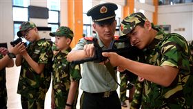 共軍發布軍營開放辦法　加強國防教育中共中央軍事委員會日前批准並印發了「中國人民解放軍軍營開放辦法」，宣稱是為了在新形勢下，發揮軍隊資源優勢推動全民國防教育普及深入的重要舉措。圖為安徽合肥市小朋友到軍營學習體驗。（中新社提供）中央社　106年10月12日