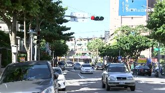 號誌有秒差！駕駛怨「綠燈行被開單」