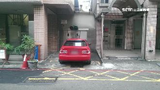把車庫出入口當停車格！鄰居全暴動了