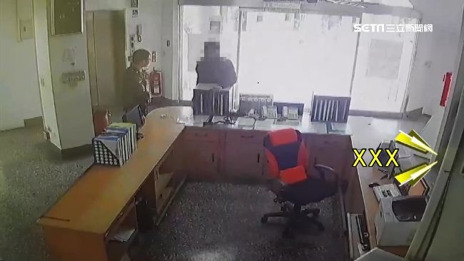 被上銬記恨！醉男進警局怒譙結果..