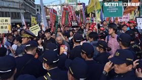 反勞基法修惡大遊行衝行政院(圖/記者張之謙攝)
