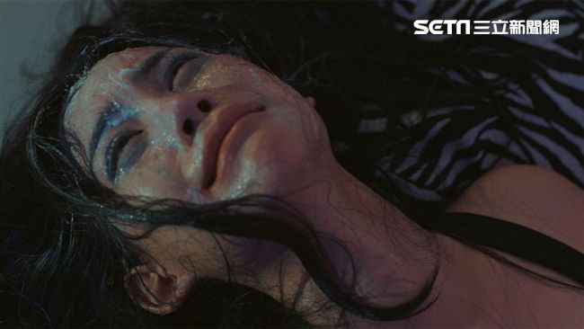 泰國女神鬼上身　直播前發狂又哭又叫
