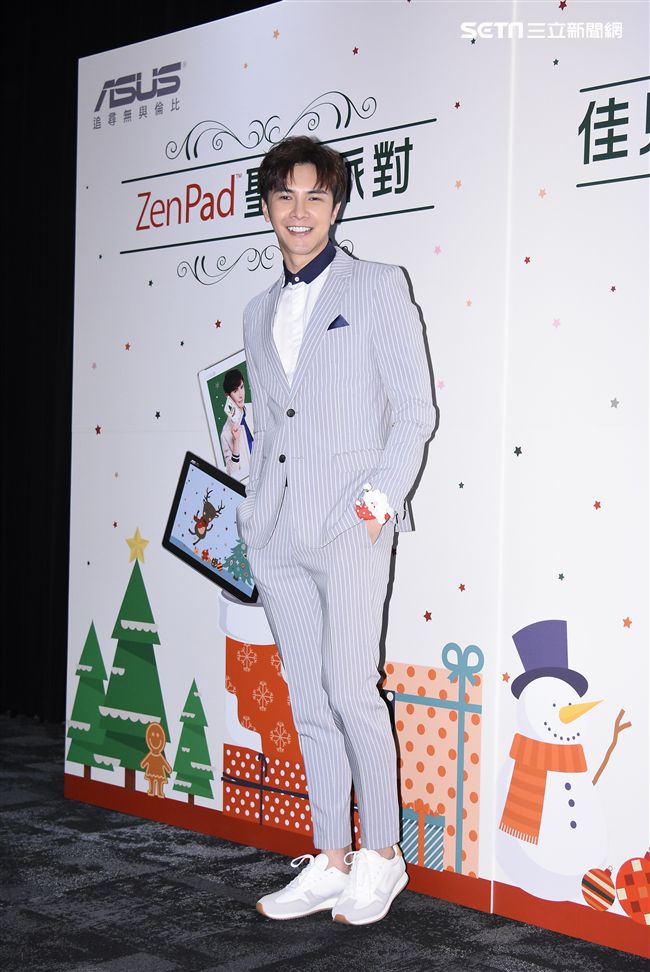 謝佳見出席平板體驗活動與粉絲同樂