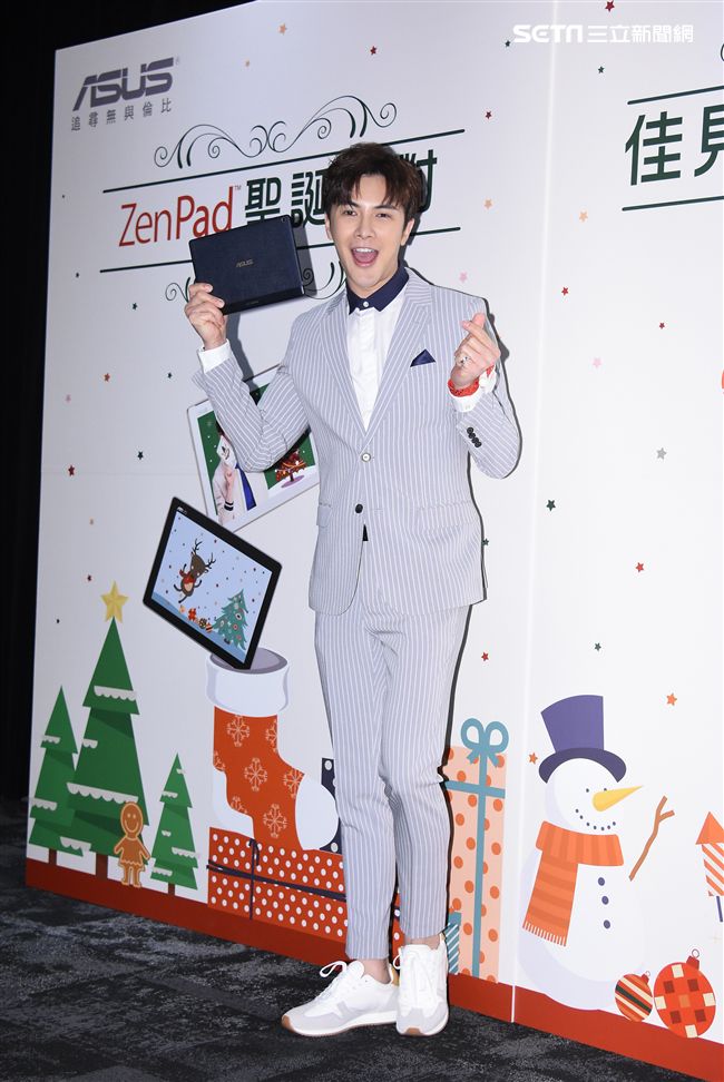 謝佳見出席平板體驗活動與粉絲同樂