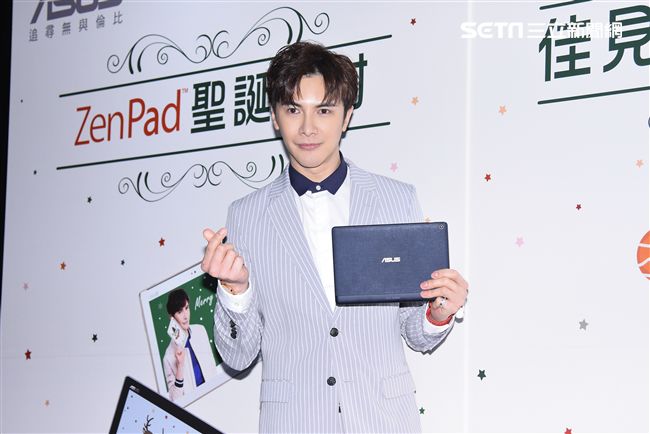 謝佳見出席平板體驗活動與粉絲同樂
