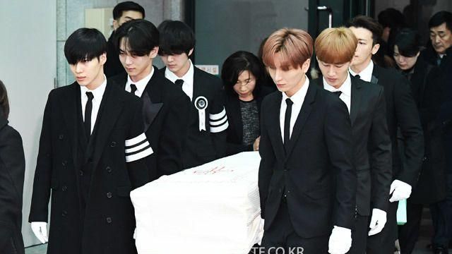 送走鐘鉉…SHINee臂章藏玄機