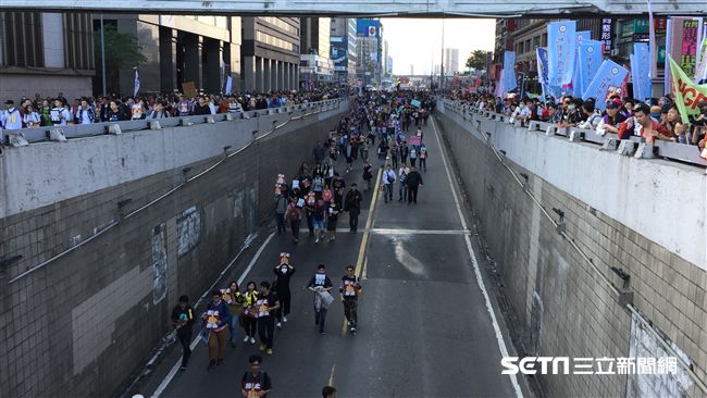 勞團佔領政院前路口　要求賴清德回應
