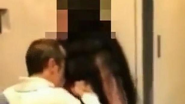 癡漢公然騷擾乳妹！直接將頭埋入深溝