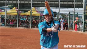 旅日投手陳冠宇和高中隊友王威晨等人相見歡。（圖／記者王怡翔攝）