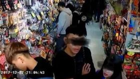 台北,西門町,屁孩,佔店,踢狗