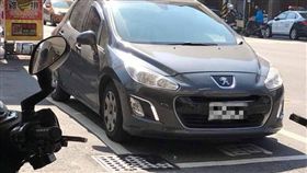 停車前得要先看清楚，並不是所有格子就能停！有網友目擊一輛轎車霸氣停在機車待轉格，更誇張的是，對面就是警察局，讓不少網友看後紛紛直呼「三寶94狂！只認格子，不認字」。（圖／翻攝自台南諸事會社）