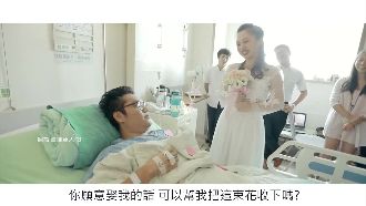 男車禍恐截肢提分手　女友拿花束求婚