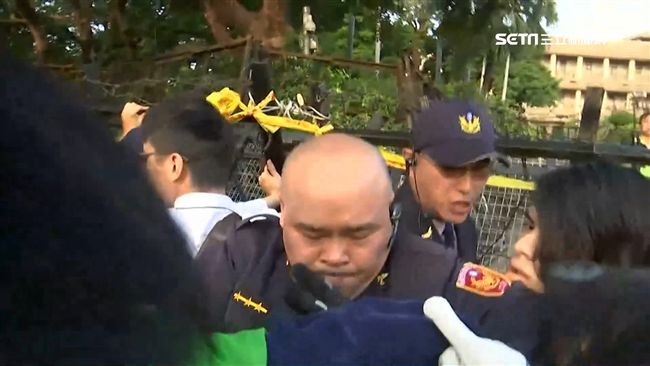 勞團遊行爆衝突　警遭「賞巴掌」伺候