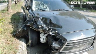 轎車疑爆胎撞機車　軍人騎士命危送醫