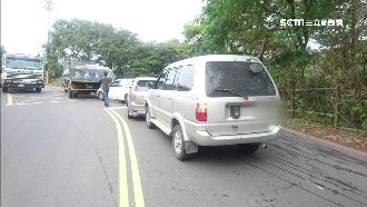 驚險一瞬間！上坡段貨車倒退連撞4車